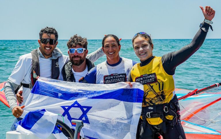 "נבחרת מאוד חזקה וטובה": תמר שטיינברג מימין, שחר טיבי, עוזר המאמן עודד אושר ומאמן הנבחרת שחר צוברי (צילום: SAILING ENERGY)