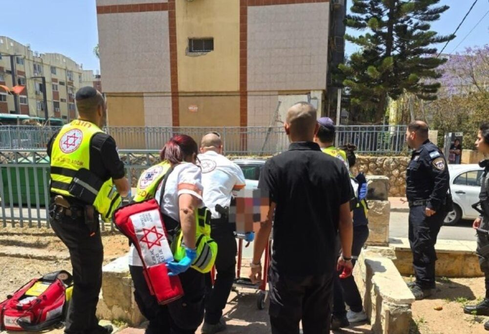 בן 16 נפצע קשה בתקרית אלימה בלוד (צילום: תיעוד מבצעי מד"א) בן 16 נפצע קשה בתקרית אלימה בלוד (צילום: תיעוד מבצעי מד"א)