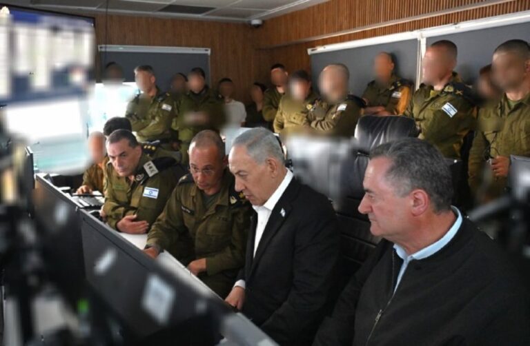 ראש הממשלה נתניהו, שר הביטחון ישראל כ"ץ והרמטכ"ל רב-אלוף אייל זמיר בשיחה עם מפקד שייטת 13 בזמן ההשתלטות על המשט (צילום: חיים צח/לע"מ)