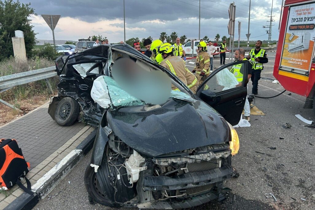 זירת התאונה הקטלנית בכביש 90, סמוך לשדה אליעזר, בה נהרג גבר בשנות ה-20 לחייו (צילום: כבאות והצלה לישראל) זירת התאונה הקטלנית בכביש 90, סמוך לשדה אליעזר, בה נהרג גבר בשנות ה-20 לחייו (צילום: כבאות והצלה לישראל)