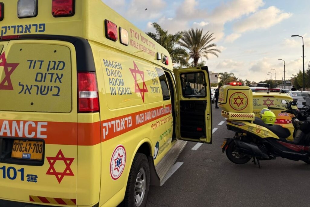זירת תאונת הדרכים בה נפצע ילד הולך רגל באורח אנוש באור עקיבא (צילום: מד"א מבצעי)
