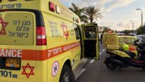 זירת תאונת הדרכים בה נפצע ילד הולך רגל באורח אנוש באור עקיבא (צילום: מד"א מבצעי)