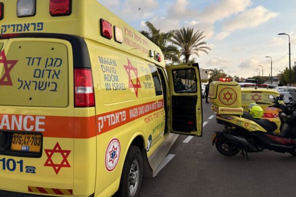 זירת תאונת הדרכים בה נפצע ילד הולך רגל באורח אנוש באור עקיבא (צילום: מד"א מבצעי)