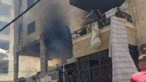 עשן עולה מדירה בדאחיה, ביירות, לאחר תקיפת חיל האוויר (צילום: רשתות חברתיות)