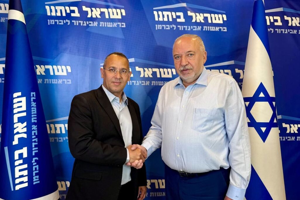 שרון שרעבי עם אביגדור ליברמן (צילום מסך)