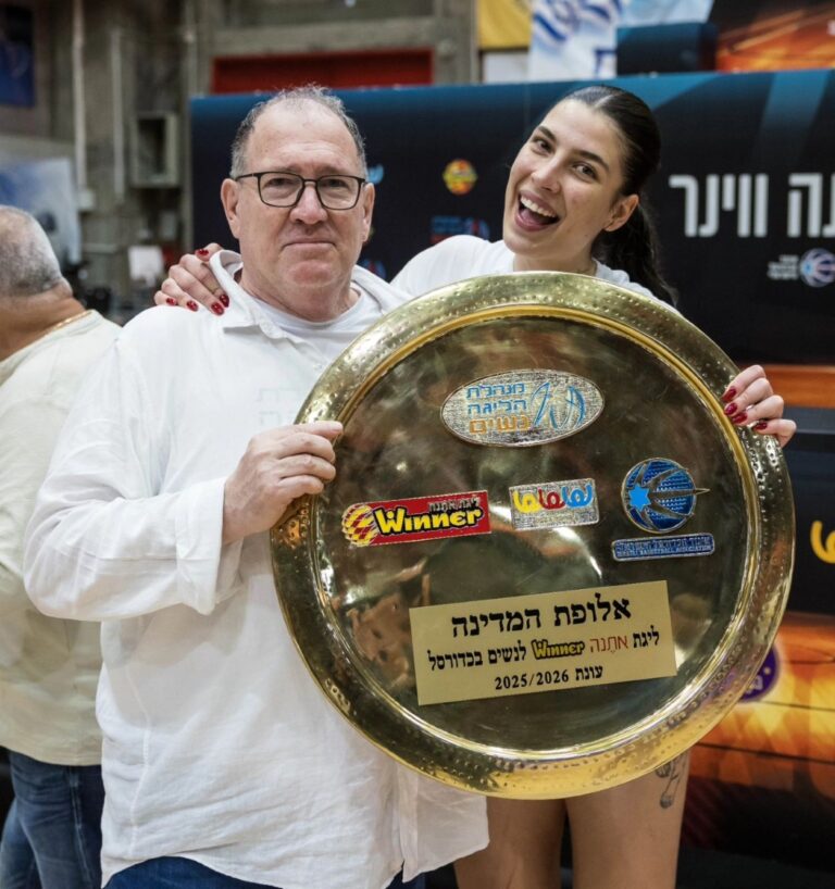 שחקנית הפועל ראשון לציון עדן ציפל (מימין) ומאמן הקבוצה זיו ארז (צילום: עודד קרני, מנהלת ליגת העל לנשים)