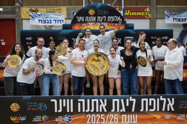 הפועל ראשון לציון לאחר הזכייה באליפות (צילום: עודד קרני, מנהלת ליגת העל לנשים)