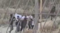 פלסטינים נושאים גופה של קשיש מהקבר, לפי דיווחים בלחץ ישראלים (צילום: רשתות חברתיות)