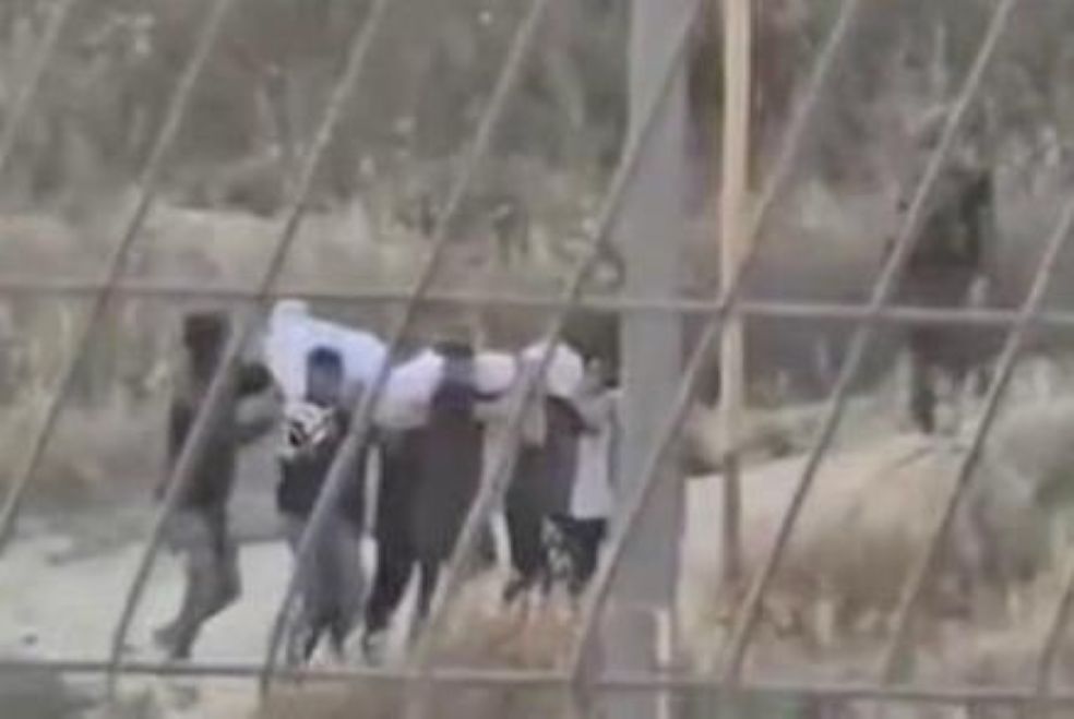 פלסטינים נושאים גופה של קשיש מהקבר, לפי דיווחים בלחץ ישראלים (צילום: רשתות חברתיות) פלסטינים נושאים גופה של קשיש מהקבר, לפי דיווחים בלחץ ישראלים (צילום: רשתות חברתיות)