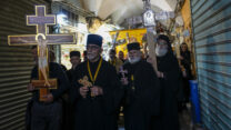 נוצרים אורתודוכסים עורכים מצעד לרגל יום שישי הטוב בעיר העתיקה בירושלים, 2023 (צילום: AP Photo/Ariel Schalit)