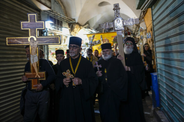 נוצרים אורתודוכסים עורכים מצעד לרגל יום שישי הטוב בעיר העתיקה בירושלים, 2023 (צילום: AP Photo/Ariel Schalit)