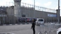 שוטר סמוך לכלא עופר בו כלואים פלסטינים (צילום: AP Photo/Mahmoud Illean)