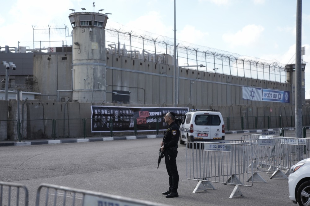שוטר סמוך לכלא עופר בו כלואים פלסטינים (צילום: AP Photo/Mahmoud Illean) שוטר סמוך לכלא עופר בו כלואים פלסטינים (צילום: AP Photo/Mahmoud Illean)