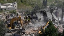 כוחות הצלה במבנים שהופצצו על ידי צה"ל בכפר סקאקיה בדרום לבנון (צילום: AP Photo/Mohammed Zaatari)