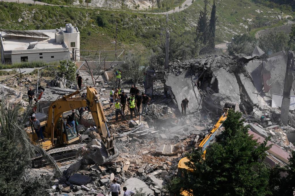 כוחות הצלה במבנים שהופצצו על ידי צה"ל בכפר סקאקיה בדרום לבנון (צילום: AP Photo/Mohammed Zaatari) כוחות הצלה במבנים שהופצצו על ידי צה"ל בכפר סקאקיה בדרום לבנון (צילום: AP Photo/Mohammed Zaatari)
