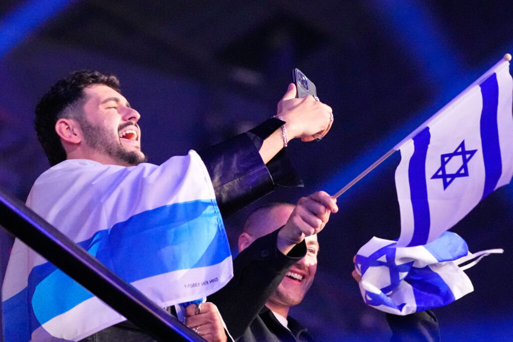 נועם בתן בחצי גמר האירוויזיון 2026, מבצע את השיר הישראלי "מישל" (צילום: AP Photo/Martin Meissner) נועם בתן בחצי גמר האירוויזיון 2026, מבצע את השיר הישראלי "מישל" (צילום: AP Photo/Martin Meissner)