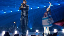 נעם בתן מבצע את שירו 'מישל' בגמר האירוויזיון (צילום: AP Photo/Martin Meissner)