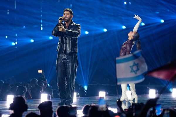 נעם בתן מבצע את שירו 'מישל' בגמר האירוויזיון (צילום: AP Photo/Martin Meissner)