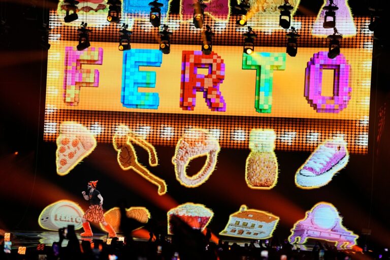 נציג יוון אקילאס מבצע את השיר "Ferto" בגמר אירוויזיון 2026 בווינה, אוסטריה, שבת, 16 במאי 2026 (צילום: AP Photo/Martin Meissner)