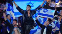 נועם בתן ונציגי המשלחת הישראלית בזמן הקראת הנקודות בגמר תחרות האירוויזיון לשנת 2026 (צילום: AP Photo/Martin Meissner)