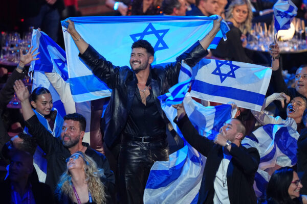 נועם בתן ונציגי המשלחת הישראלית בזמן הקראת הנקודות בגמר תחרות האירוויזיון לשנת 2026 (צילום: AP Photo/Martin Meissner)