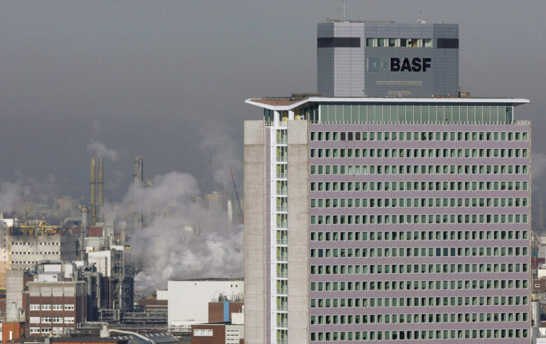 המטה בלודוויגסהאפן, גרמניה, של BASF, חברת הכימיקלים הגדולה בעולם. כ-40% מתת-הביצוע של הכלכלה הגרמנית נובע מאובדן יצוא (צילום: AP Photo/Michael Probst, File)