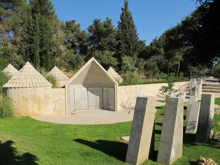 המבנים המייצגים את הבקתות האתיופיות והקברים בסודאן, באתר ההנצחה לזכר יהודי אתיופיה שנספו בדרכם לישראל בהר הרצל (צילום: ויקימדיה)