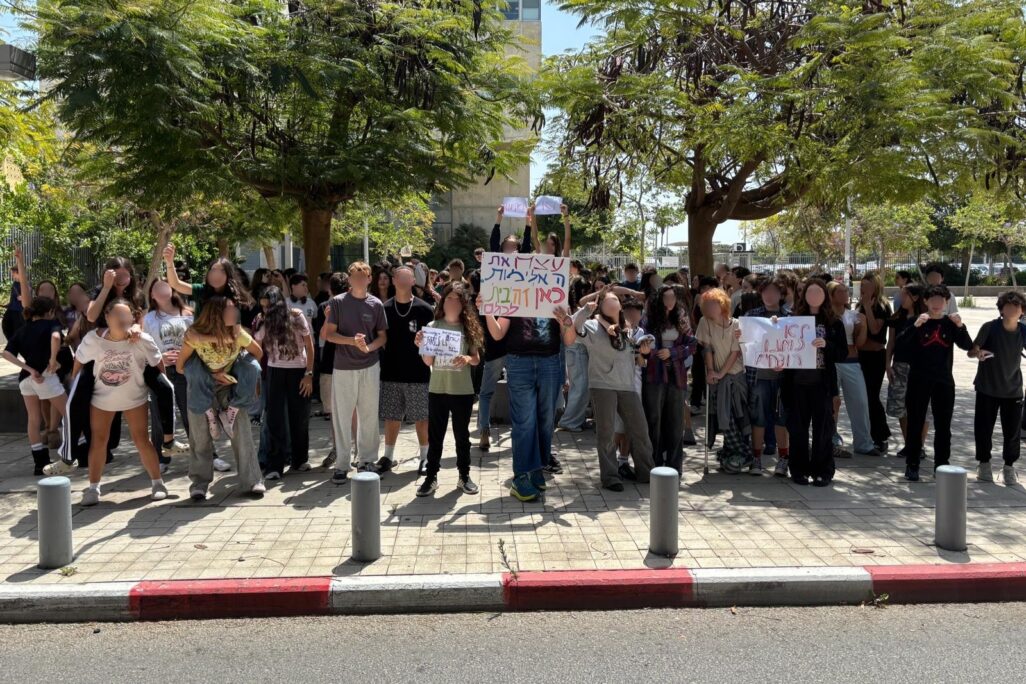 תלמידי סטודיו אנקורי בתל אביב במחאה נגד אלימות בני נוער (צילום: מחאת הפיצה) תלמידי סטודיו אנקורי בתל אביב במחאה נגד אלימות בני נוער (צילום: מחאת הפיצה)