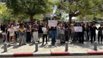 תלמידי סטודיו אנקורי בתל אביב במחאה נגד אלימות בני נוער (צילום: מחאת הפיצה)