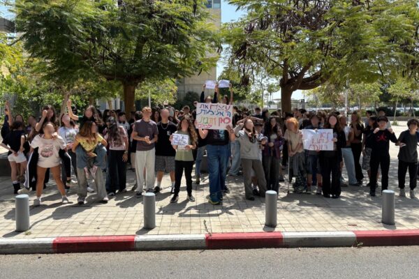תלמידי סטודיו אנקורי בתל אביב במחאה נגד אלימות בני נוער (צילום: מחאת הפיצה)