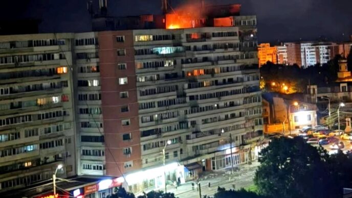 בניין המגורים שנפגע בעיר גאלאטי שבמזרח רומניה (צילום: Romanian Department for Emergency / via Reuters)