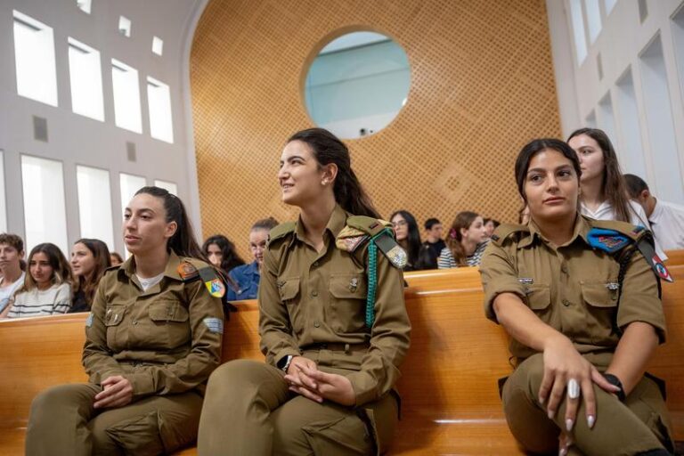 חיילות בדיון בג"ץ על שירות נשים ביחידות מיוחדות, 2023. "חוששת שלפיד יגיד, שוויון בנטל זה יותר חשוב עכשיו מהלוחמות" (צילום: יונתן זינדל/פלאש90)