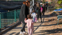 הורים וילדים בדרך לגן הילדים בקיבוץ הגושרים, עם פתיחתו מחדש במרץ 2025 (צילום ארכיון: אייל מרגולין / פלאש 90)
