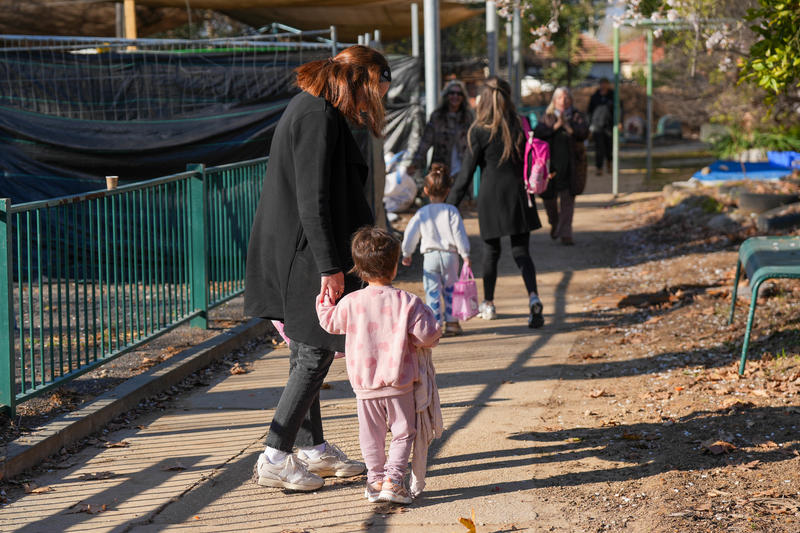 הורים וילדים בדרך לגן הילדים בקיבוץ הגושרים, עם פתיחתו מחדש במרץ 2025 (צילום ארכיון: אייל מרגולין / פלאש 90) הורים וילדים בדרך לגן הילדים בקיבוץ הגושרים, עם פתיחתו מחדש במרץ 2025 (צילום ארכיון: אייל מרגולין / פלאש 90)