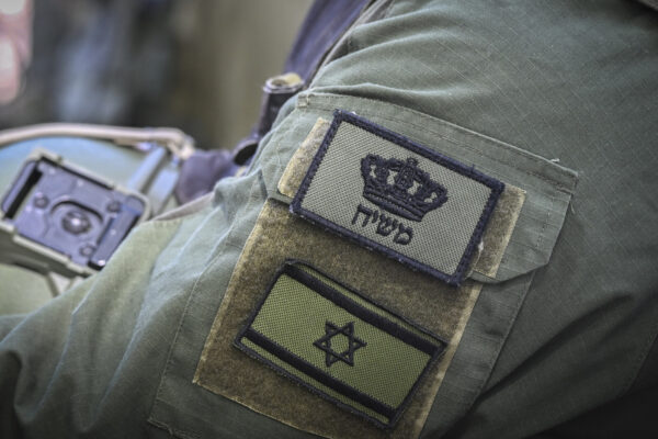 פאץ' "משיח" על מדים של חייל צה"ל (צילום: מיכאל גלעדי/ פלאש 90)