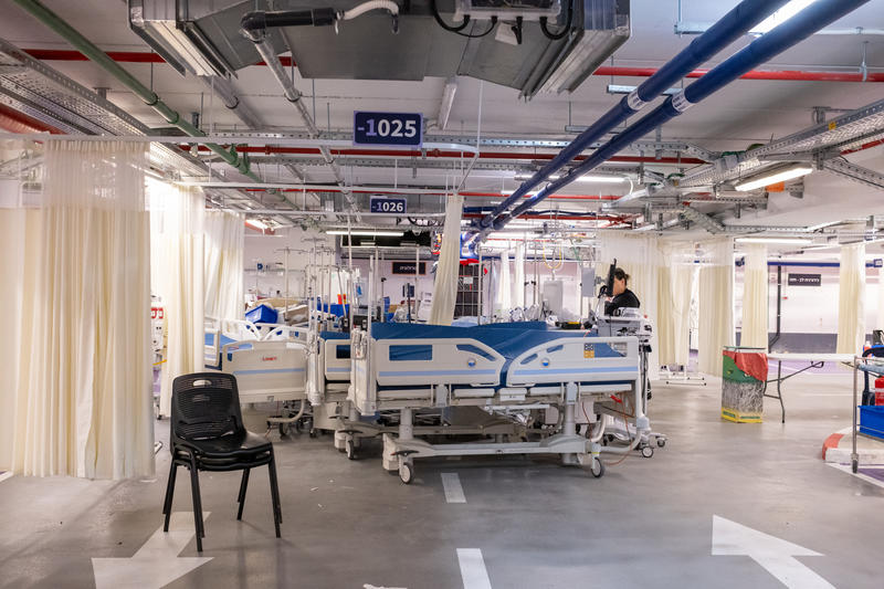 מיטות אשפוז במרחב מוגן בחניון בית חולים במהלך מבצע שאגת הארי (צילוםף דור פזואלו/פלאש90)