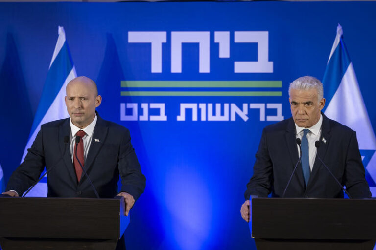 נפתלי בנט (משמאל) לצד יאיר לפיד בהכרזה על ריצה משותפת. "התנגד בחריפות לעתירה נגד הפרדה מגדרית באקדמיה" (צילום: חיים גולדברג/פלאש90)