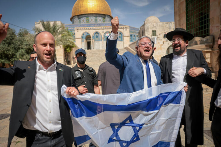 השר איתמר בן גביר (במרכז) עם דגל ישראל על הר הבית (יונתן זינדל/פלאש90)