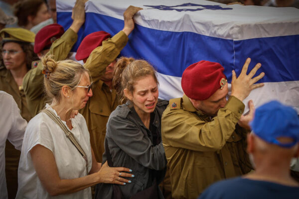 קרובי משפחתו של רס״ן איתמר ספיר ז"ל וחיילי צה"ל נושאים את ארונו (צילום: טל גל/פלאש90)