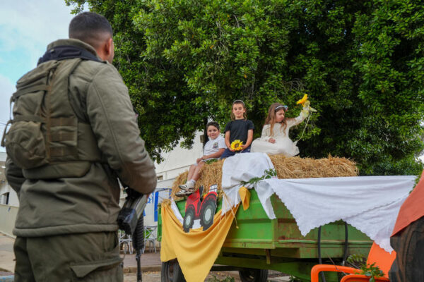 חגיגות שבועות במושב שתולה סמוך לגבול לבנון (צילום: אייל מרגולין/פלאש90)