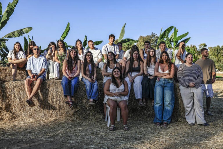 חגיגות שבועות בקיבוץ נחל עוז (צילום: צפריר אביוב/פלאש90)