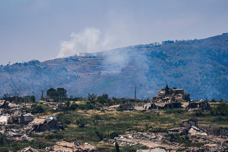 עשן מכפר בדרום לבנון לאחר תקיפת צה"ל (צילום: אייל מרגולין/פלאש90) עשן מכפר בדרום לבנון לאחר תקיפת צה"ל (צילום: אייל מרגולין/פלאש90)