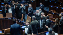 עימות במליאת הכנסת בין חברי הכנסת החרדים לח"כ דן אילוז מהליכוד, לאחר ההצבעה על חוק המעונות שיחזיר את הסבסוד למעונות היום לילדי חרדים חייבי גיוס (צילום: יונתן זינדל / פלאש 90)