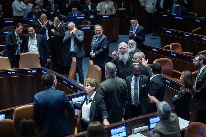 עימות במליאת הכנסת בין חברי הכנסת החרדים לח"כ דן אילוז מהליכוד, לאחר ההצבעה על חוק המעונות שיחזיר את הסבסוד למעונות היום לילדי חרדים חייבי גיוס (צילום: יונתן זינדל / פלאש 90) עימות במליאת הכנסת בין חברי הכנסת החרדים לח"כ דן אילוז מהליכוד, לאחר ההצבעה על חוק המעונות שיחזיר את הסבסוד למעונות היום לילדי חרדים חייבי גיוס (צילום: יונתן זינדל / פלאש 90)