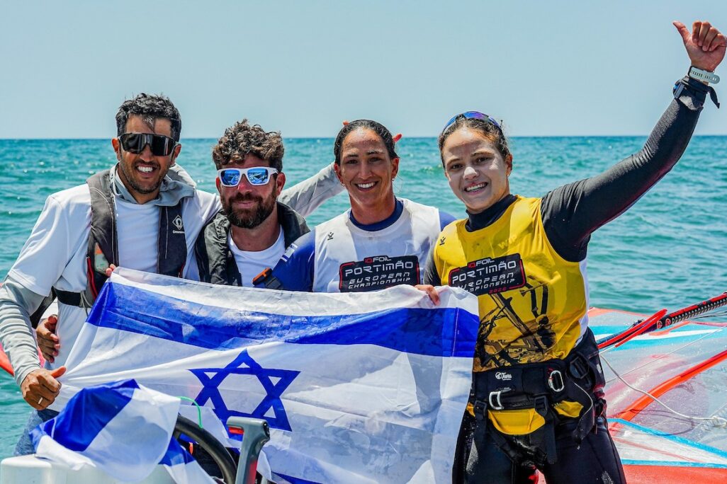 האלופה וסגניתה עם ועודד אושר, עוזר המאמן ושחר צוברי, מאמן הנבחרת (צילום: SAILING ENERGY) האלופה וסגניתה עם ועודד אושר, עוזר המאמן ושחר צוברי, מאמן הנבחרת (צילום: SAILING ENERGY)