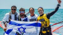 האלופה וסגניתה עם ועודד אושר, עוזר המאמן ושחר צוברי, מאמן הנבחרת  (צילום: SAILING ENERGY)