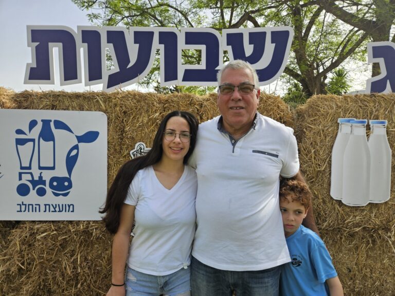 גאיה זהבי ומאיר שניר, מנהל הרפת, ונכדו (צילום: מאיה רונן)
