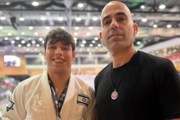 יואב מנור עם מאמן הנבחרת אמיר בוארון (צילום: איגוד הג’יו ג’יטסו)