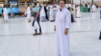 שייח' ד"ר איאד עאמר (במרכז) בערב הסעודית. "החאג' כופה עלינו להניח בצד את חילוקי הדעות והשנאה בין הקבוצות" (צילום: אלבום פרטי)