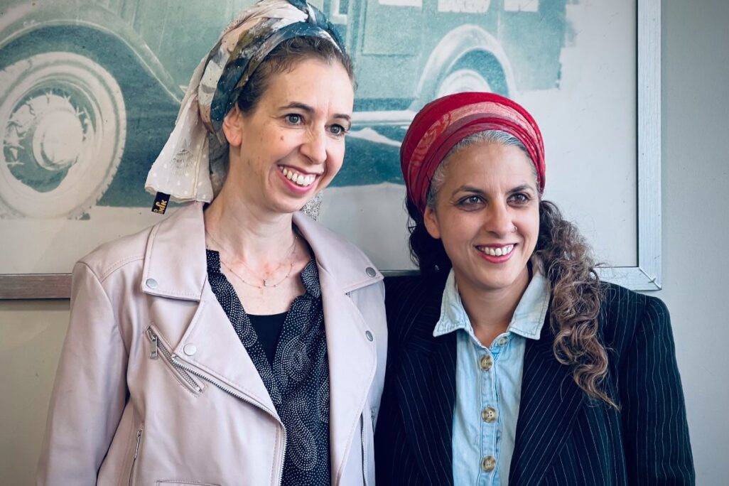 הרבנית יערה וידמן סמואל (מימין) ורות עגיב, שתיים מתוך שלוש הנשים הראשונות שנבחנו בבחינות הרבנות הראשית (צילום: דימה נוף / דמקה הפקות) הרבנית יערה וידמן סמואל (מימין) ורות עגיב, שתיים מתוך שלוש הנשים הראשונות שנבחנו בבחינות הרבנות הראשית (צילום: דימה נוף / דמקה הפקות)